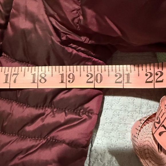 The North Face Women's burgundy/plum Puffer Jacket, Lg - Picture 8 of 10